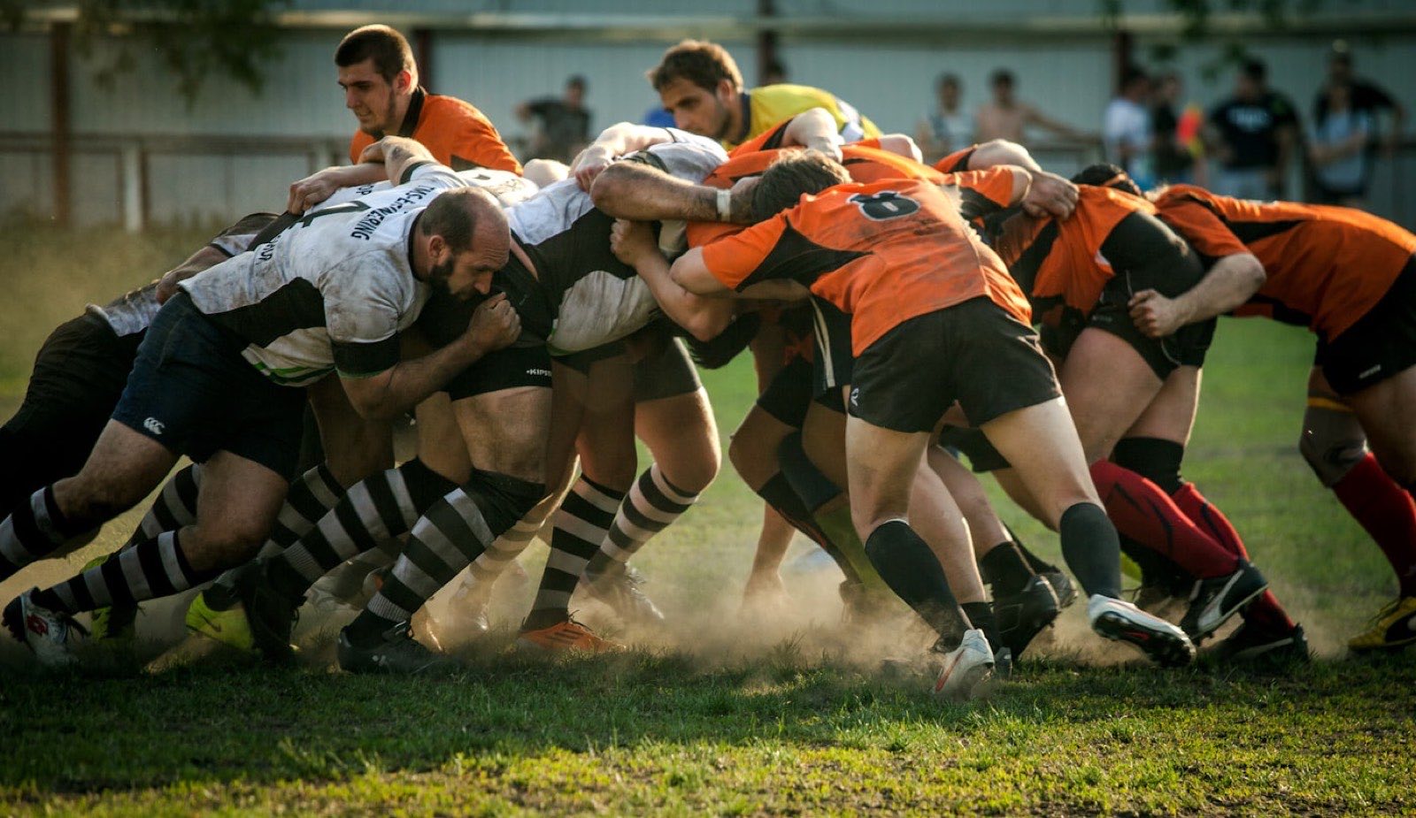 Melé cerrada durante un partido de rugby.